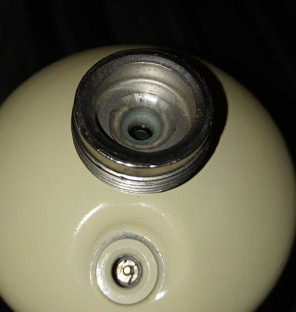 (4) new medical grade helium 32 liters at 494psi Helium 999 Pure Medical Grade 494psi 32 liter Arrow 